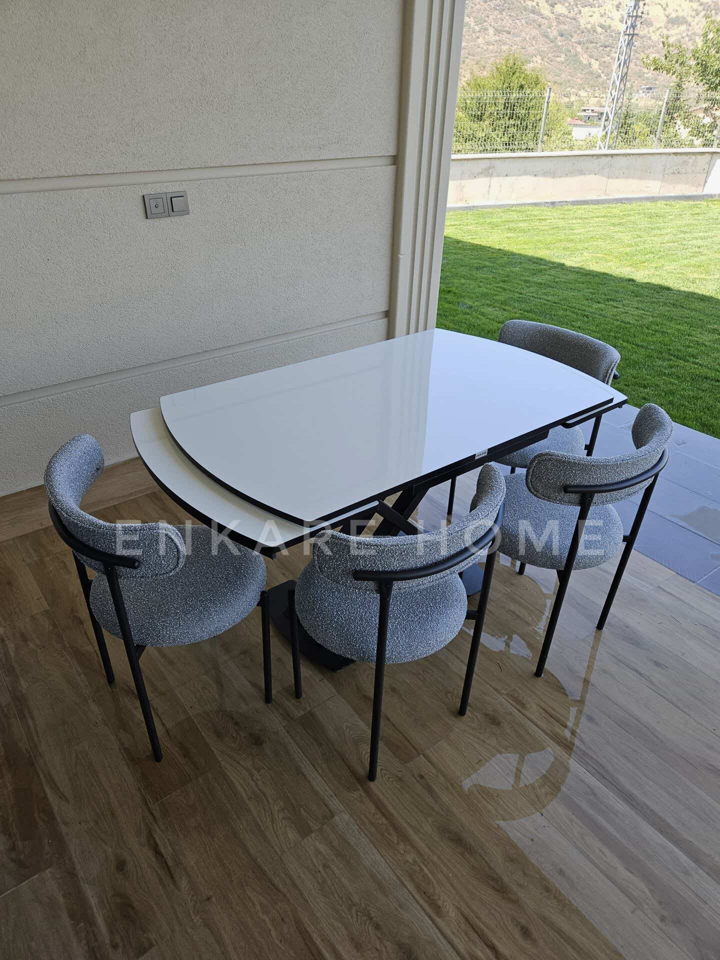 X Ayaklı Gloss Masa & Elisa Sandalye - Gri Kumaş | 80x130-190 cm | Çift Kanat Açılır | Mutfak Salon