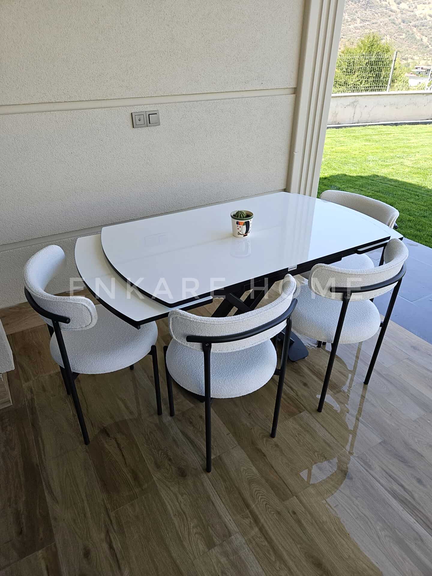 X Ayaklı Gloss Masa & Elisa Sandalye - Beyaz Kumaş | 80x130-190 cm | Çift Kanat Açılır | Mutfak Salon